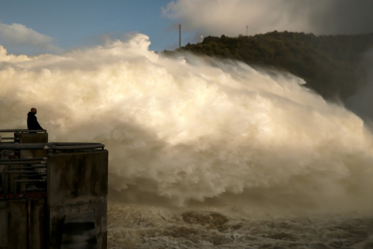 Le barrage d'Alqueva déverse des eaux à Moura, dans région de l'Alentejo, le 5 février 2026 au Portugal ( AFP / PATRICIA DE MELO MOREIRA )