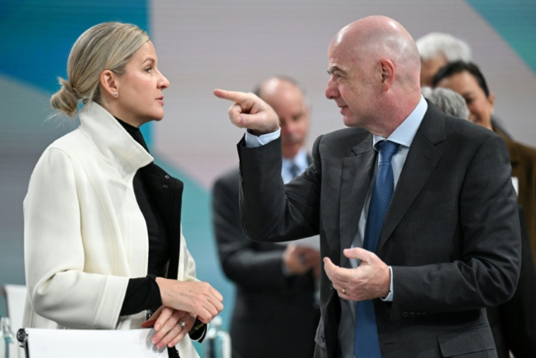 La présidente du CIO Kirsty Coventry (G) s'est entretenue mardi avec le patron de la FIFA  Gianni Infantino (D), qui a plaidé pour la levée de la suspension de la Russie dans les compétitions internationales. ( AFP / Daniel MUÑOZ )