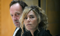 Alexandre Martin, à gauche et Emmanuelle Franck, à droite, les avocats de Cédric Jubillar, le 10 octobre 2025, à la cour d'assises du Tarn, à Albi ( AFP / Lionel BONAVENTURE )