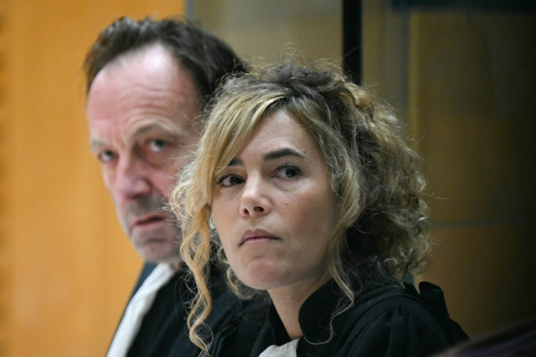 Alexandre Martin, à gauche et Emmanuelle Franck, à droite, les avocats de Cédric Jubillar, le 10 octobre 2025, à la cour d'assises du Tarn, à Albi ( AFP / Lionel BONAVENTURE )