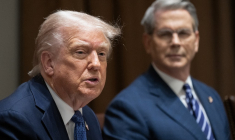 Donald Trump et Scott Bessent, à Washington DC, en avril 2025 ( AFP / SAUL LOEB )