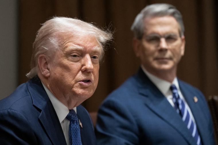 Donald Trump et Scott Bessent, à Washington DC, en avril 2025 ( AFP / SAUL LOEB )