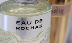 Un flacon d'Eau de Rochas du groupe Interparfums