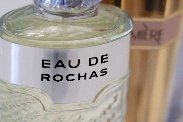 Un flacon d'Eau de Rochas du groupe Interparfums