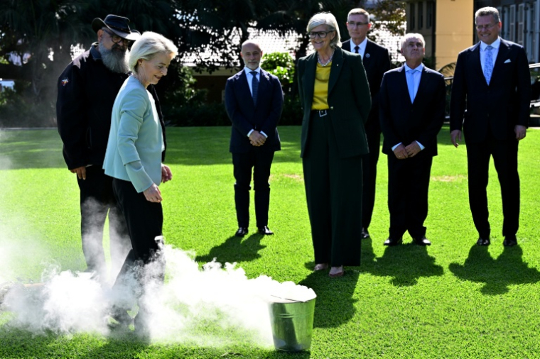 La présidente de la Commission européenne, Ursula von der Leyen, participant à une cérémonie traditionnelle aborigène, avec la gouverneure générale de l'Australie Sam Mostyn, à Sydney le 23 mars 2026. ( AFP / Saeed KHAN )