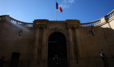 Des gendarmes français se tiennent devant l'entrée de l'Hôtel Matignon, résidence officielle du Premier ministre français