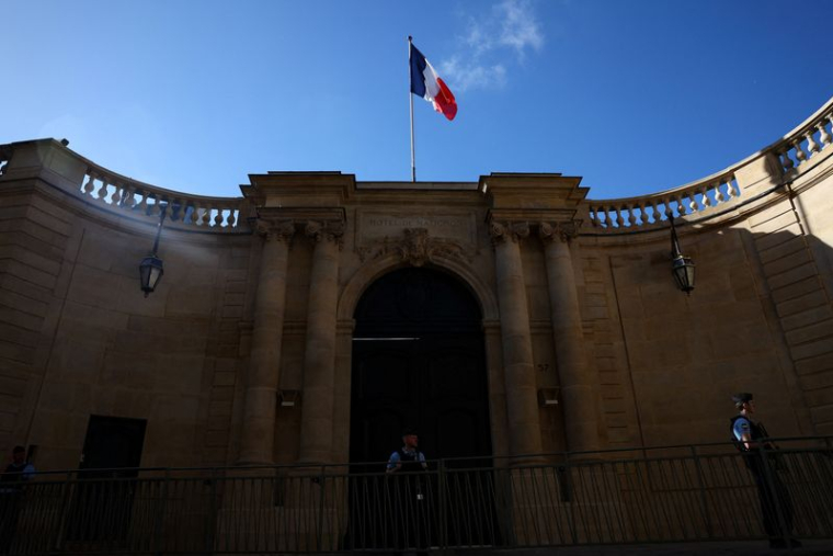 Des gendarmes français se tiennent devant l'entrée de l'Hôtel Matignon, résidence officielle du Premier ministre français