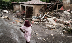 Une habitante devant sa maison détruite par l'ouragan Melissa à Petit-Goave, à 68 km au sud-ouest de Port-au-Prince, en Haïti, le 30 octobre 2025 ( AFP / Clarens SIFFROY )