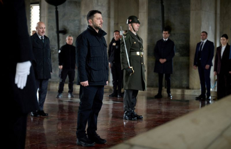 Le président ukrainien Zelensky visite le mausolée d'Atatürk à Ankara