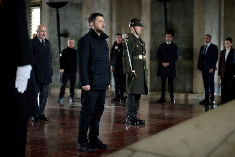 Le président ukrainien Zelensky visite le mausolée d'Atatürk à Ankara