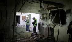 Un bâtiment de Rosh Haayin, dans la banlieue de Tel-Aviv, touché par une frappe iranienne le 4 avril 2026 ( AFP / Jack GUEZ )