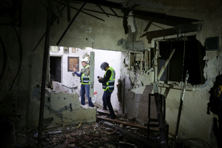Un bâtiment de Rosh Haayin, dans la banlieue de Tel-Aviv, touché par une frappe iranienne le 4 avril 2026 ( AFP / Jack GUEZ )