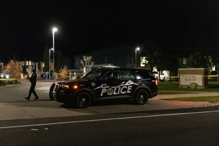 La police pose des rubalises devant l'école élémentaire Silver Rail après la tuerie qui a fait plusieurs morts à Bend, dans l'Orégon, aux Etats-Unis le 15 octobre 2026 ( AFP / Payton Bruni )