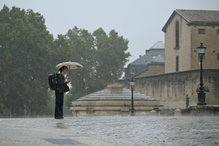 Une femme sous la pluie à Montpellier, dans le sud de la France, le 30 septembre 2026. ( AFP / Gabriel BOUYS )