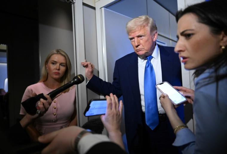 Le président américain Donald Trump s'adresse à la presse à bord d'Air Force One, en vol pour la base Andrews, le 6 avril 2025 ( AFP / MANDEL NGAN )
