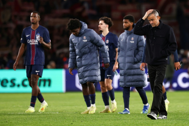 L'entraîneur du PSG Luis Enrique (à droite), privé de plusieurs de ses cadres, après la défaite face au Bayern Munich en Ligue des champions, au Parc des Princes le 4 novembre 2025 ( AFP / FRANCK FIFE )