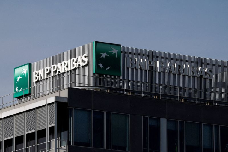 Logo de BNP Paribas sur un bâtiment bancaire à Rueil-Malmaison