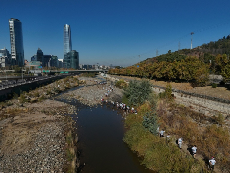 Des coureurs participent à une course le long des rives du fleuve Mapocho à Santiago, le 17 mai 2026 au Chili ( AFP / Rodrigo ARANGUA )