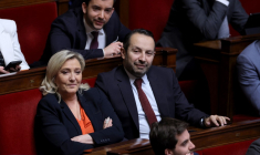 Marine Le Pen et Sébastien Chenu à Paris, le 7 mars 2023. ( AFP / THOMAS SAMSON )