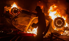Une voiture est incendiée lors d'une manifestation à Yogyakarta, le 29 août 2025 en Indonésie, après la mort d'un chauffeur de taxi-moto, écrasé par un véhicule des forces de l'ordre ( AFP / Devi RAHMAN )
