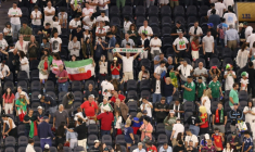 Des supporters iraniens arborent le drapeau pré-révolutinnaire lors du match du Mondial-2024 contre la Nouvelle-Zélande le 15 jui 2026 à Los Angeles ( AFP / Etienne Laurent )