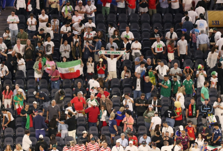 Des supporters iraniens arborent le drapeau pré-révolutinnaire lors du match du Mondial-2024 contre la Nouvelle-Zélande le 15 jui 2026 à Los Angeles ( AFP / Etienne Laurent )