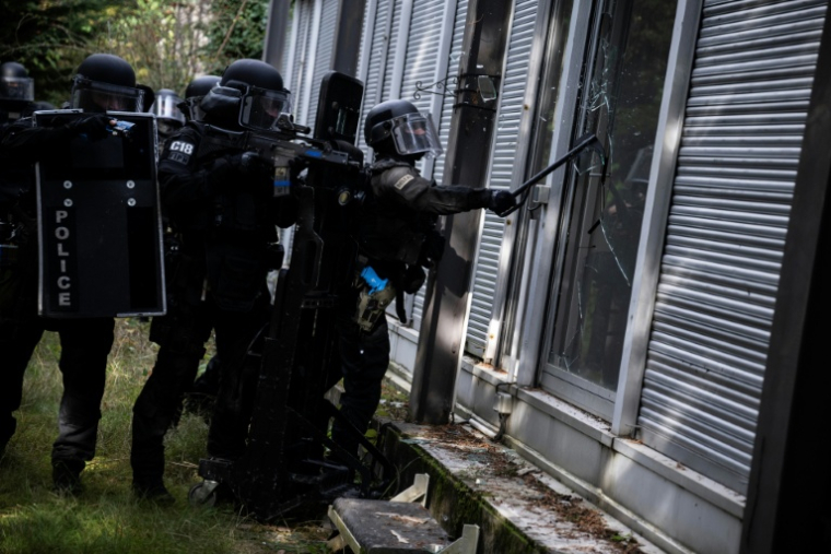 Des membres du RAID (Recherche, Assistance, Intervention, Dissuasion) participent à un exercice d'entraînement à la libération d'otages, au quartier général du RAID, à Bièvres, dans la banlieue sud de Paris, le 8 octobre 2025 ( AFP / JULIEN DE ROSA )
