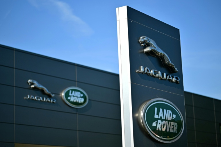Le constructeur automobile britannique de luxe Jaguar Land Rover (JLR) a annoncé lundi la suppression de 4.000 postes d'ici deux ans, après plusieurs mois de turbulences qui ont fait basculer ses résultats dans le rouge ( AFP / Ben STANSALL )