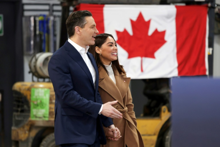 Le chef du parti conservateur Pierre Poilievre et sa femme Anaida Poilievre en campagne, à Ottawa, le 12 avril 2025. ( AFP / Dave Chan )