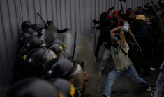 Des manifestants affrontant la police antiémeute lors d'une manifestation antigouvernementale à Lima, le 20 septembre 2025 ( AFP / Ernesto BENAVIDES )