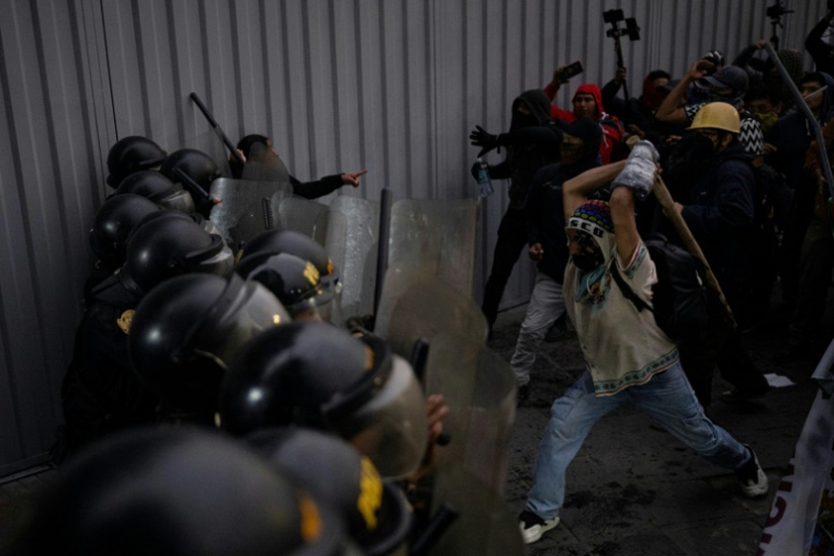 Des manifestants affrontant la police antiémeute lors d'une manifestation antigouvernementale à Lima, le 20 septembre 2025 ( AFP / Ernesto BENAVIDES )