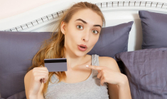 (Crédits photo : Adobe Stock - Jeune femme montrant la piste magnétique imprimée sur sa carte bancaire)