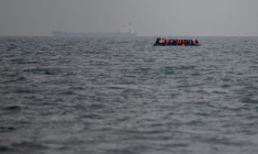 Des migrants traversant la Manche sur un canot pneumatique