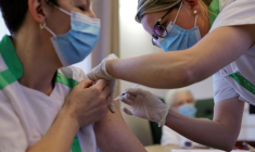 LA HAS RECOMMANDE L'OBLIGATION VACCINALE POUR LES SOIGNANTS EN EHPAD