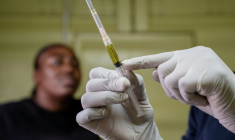 Un infirmier prépare une seringue remplie de lénacapavir dans une clinique près de Pretoria, en Afrique du Sud, le 2 décembre 2025 ( AFP / Ihsaan Haffejee )