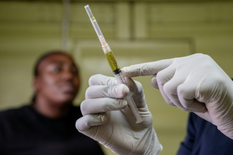 Un infirmier prépare une seringue remplie de lénacapavir dans une clinique près de Pretoria, en Afrique du Sud, le 2 décembre 2025 ( AFP / Ihsaan Haffejee )