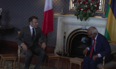 Macron reçu par le président mauricien Dharam Gokhool