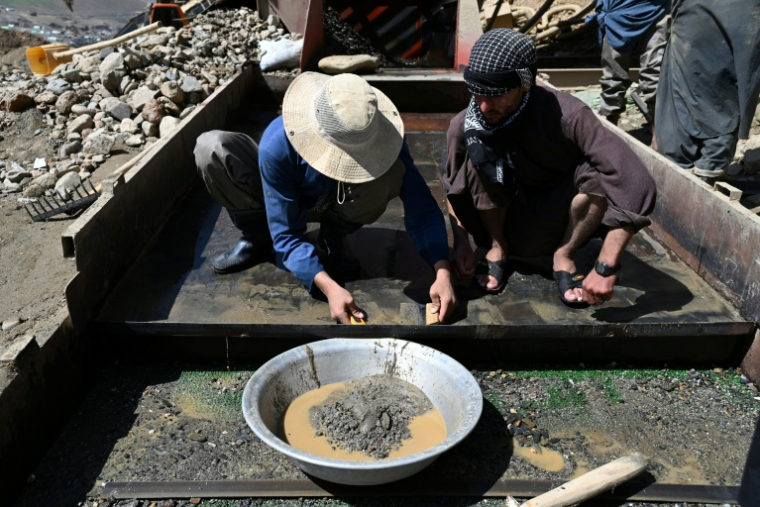 Des mineurs afghans extraient de l'or dans la zone de Shiwa, en Aghanistan, le 28 juillet 2026 ( AFP / Wakil KOHSAR )