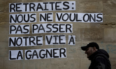 La réforme des retraites demande plus d'efforts aux classes moyennes qu'aux cadres.  ( AFP / PHILIPPE LOPEZ )