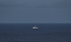 Le bateau de croisière MV Hondius, au large de Praia, quitte le Cap-Vert, le 6 mai 2026 ( AFP / - )