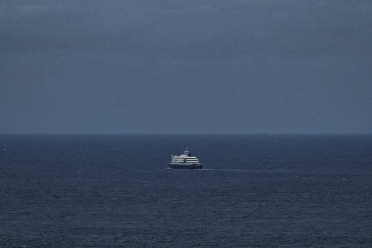 Le bateau de croisière MV Hondius, au large de Praia, quitte le Cap-Vert, le 6 mai 2026 ( AFP / - )
