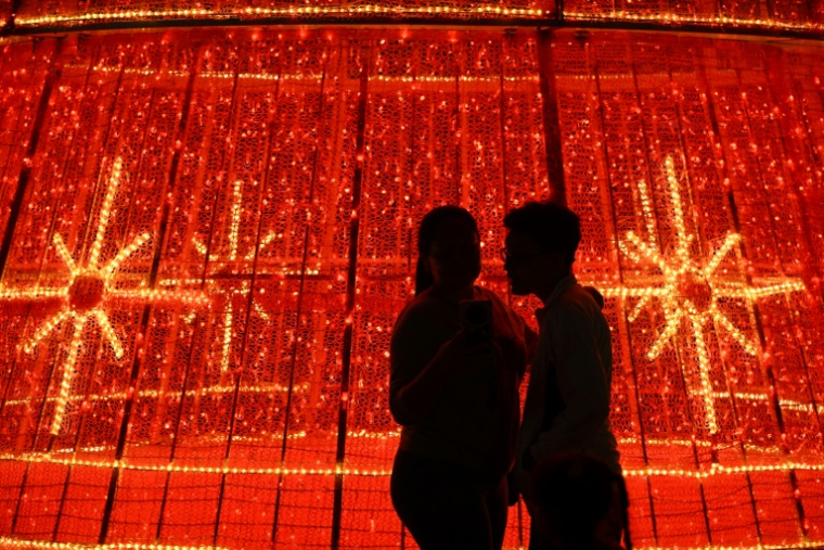 Un couple devant les décorations de Noël à Caracas, au Vénézuela, le 1er octobre 2025 ( AFP / Federico PARRA )