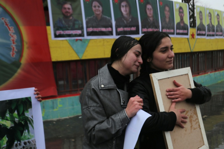 Funérailles de cinq combattants kurdes tués lors d'affrontements avec l'armée syrienne, à Qamichli, dans le nord-est de la Syrie, le 28 janvier 2026 ( AFP / Delil SOULEIMAN )