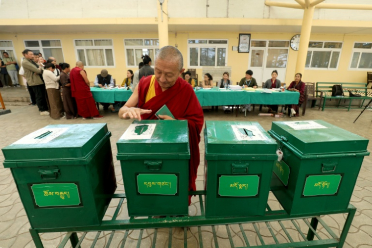 Un moine bouddhiste vote lors d'un scrutin de la diaspora tibétaine pour élire son gouvernement en exil le 26 avril 2026 à Dharamsala, dans le nord de l'Inde ( AFP / Sanjay BAID )