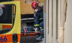 Des secouristes transportent le corps d'une personne retrouvée sous les décombres après l'effondrement d'un immeuble à Athènes, le 26 septembre 2026  ( AFP / Angelos TZORTZINIS )