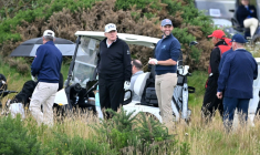 Donald Trump (2eG) et son fils Eric (C) sur le parcours de Golf de Turnberry en Ecosse, le 26 juillet 2025 ( AFP / ANDY BUCHANAN )