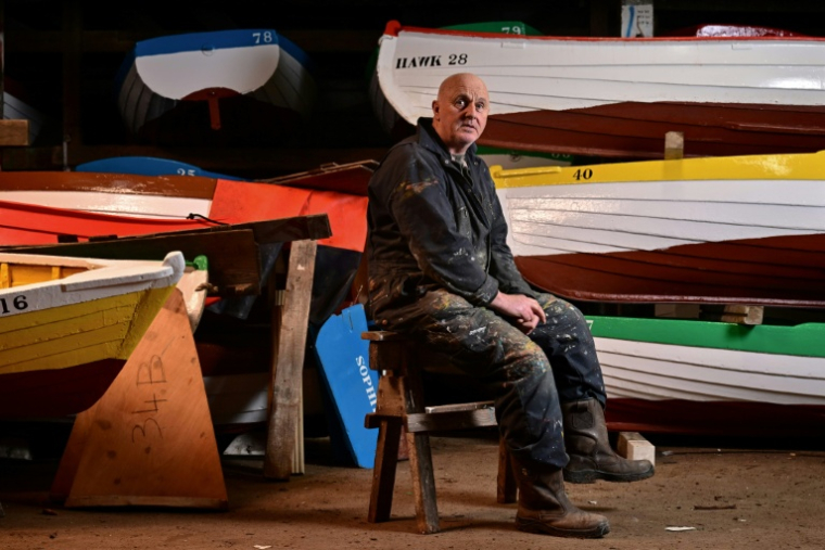 Craig Block, un batelier du village balnéaire de Thorpeness, dans le Suffolk, en Angleterre, le 3 février 2026 ( AFP / Ben STANSALL )