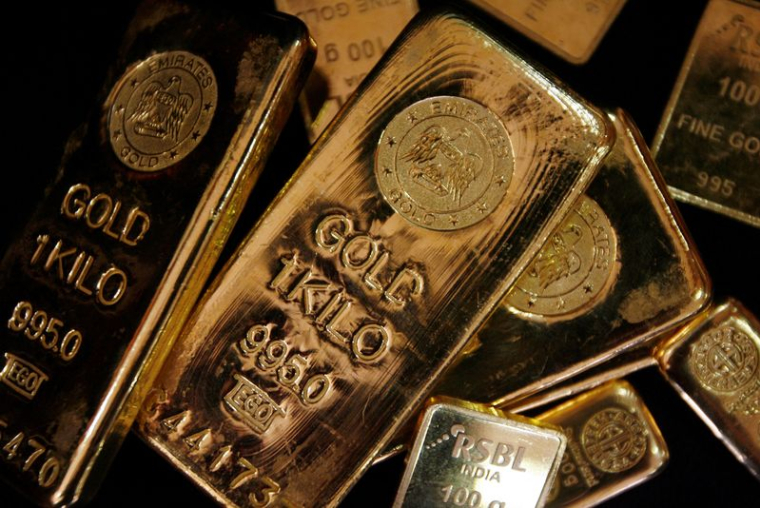 Des lingots d'or sont exposés pour être photographiés dans une maison de lingots à Mumbai