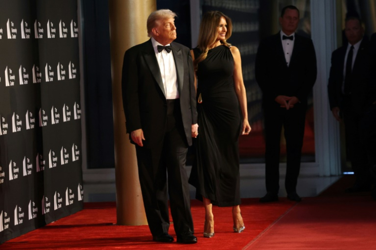 Le président américain Donald Trump et la première dame Melania Trump arrivent au Kennedy Center à Washington pour assister à une représentation des "Misérables", le 11 juin 2025 ( AFP / alex wroblewski )