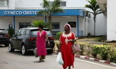 Adèle Koue Sungbeu, une Ivoirienne de 45 years ayant été excisée, quitte l'hôpital public de Treichville après une chirurgie réparatrice, le 11 avril 2025 à Abidjan (Côte d'Ivoire) ( AFP / Anne-Christine POUJOULAT )
